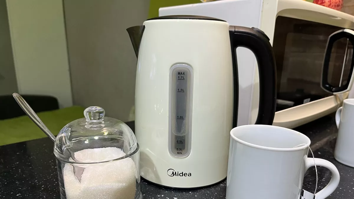 Думаете, уксус растворяет накипь? Химик МГУ объяснила, почему он почти бесполезен — и какая кислота очищает чайник за 15 минут