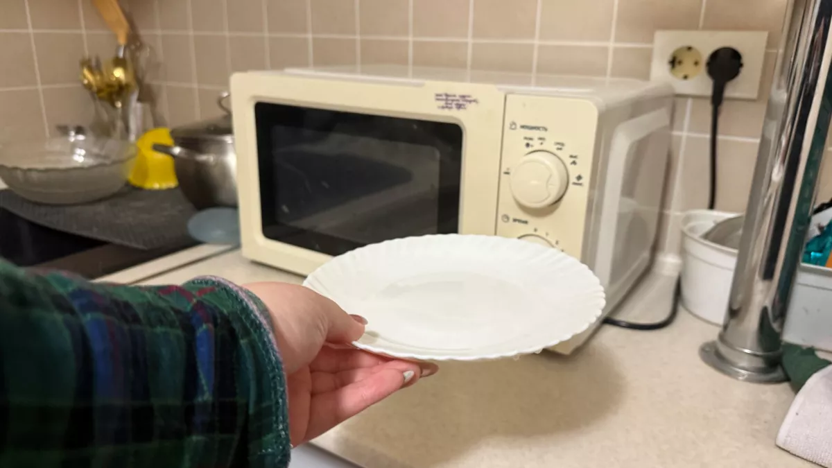 Почему белый пластик на кухне желтеет через пару лет: 4 простых способа вернуть цвет холодильнику и микроволновке