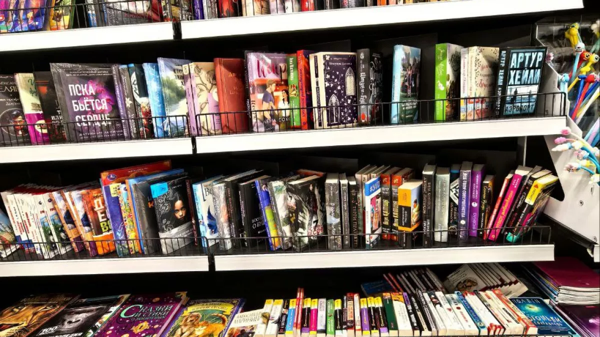 Зашла за одной книгой — ушла с целой стопкой: чем удивил книжный отдел «Большого Глобуса»