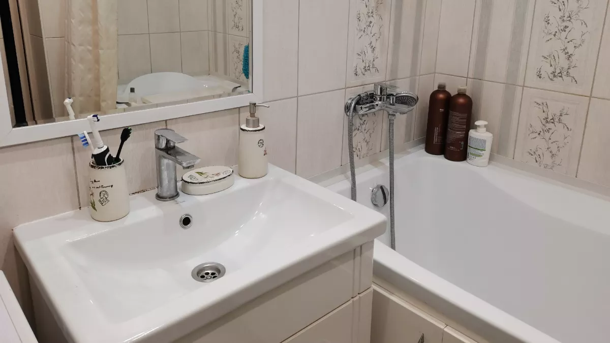 Чем заделать щель между ванной и стеной - сантехник поделился двумя гениальными способами 