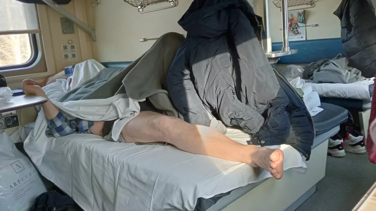 Кажется, что хватит пары бутербродов, но через 10 часов захочется есть: что взять из еды в поезд на полтора дня