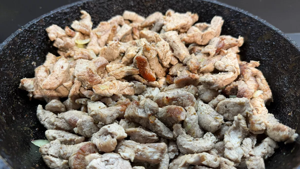 Самая частая ошибка при жарке мяса - запомните ее раз и навсегда. Совершает каждая вторая хозяйка