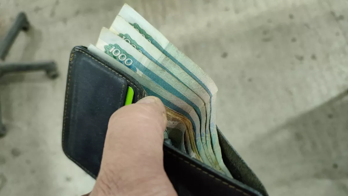 Без этой суммы лучше не выходить на улицу: сколько наличных стоит держать при себе, а сколько нужно хранить дома