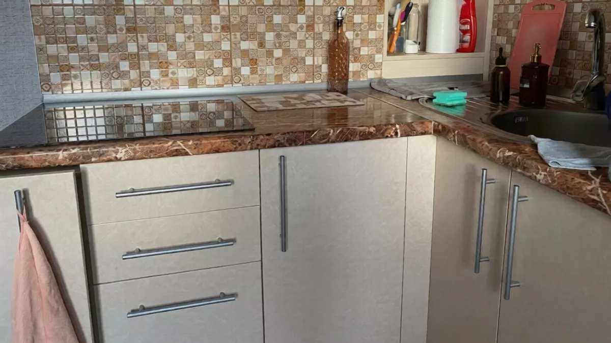 Это средство обычно лежит в гараже, но на кухне оно может за 2 минуты убрать липкий жир с вытяжки и металла: вот о чем речь