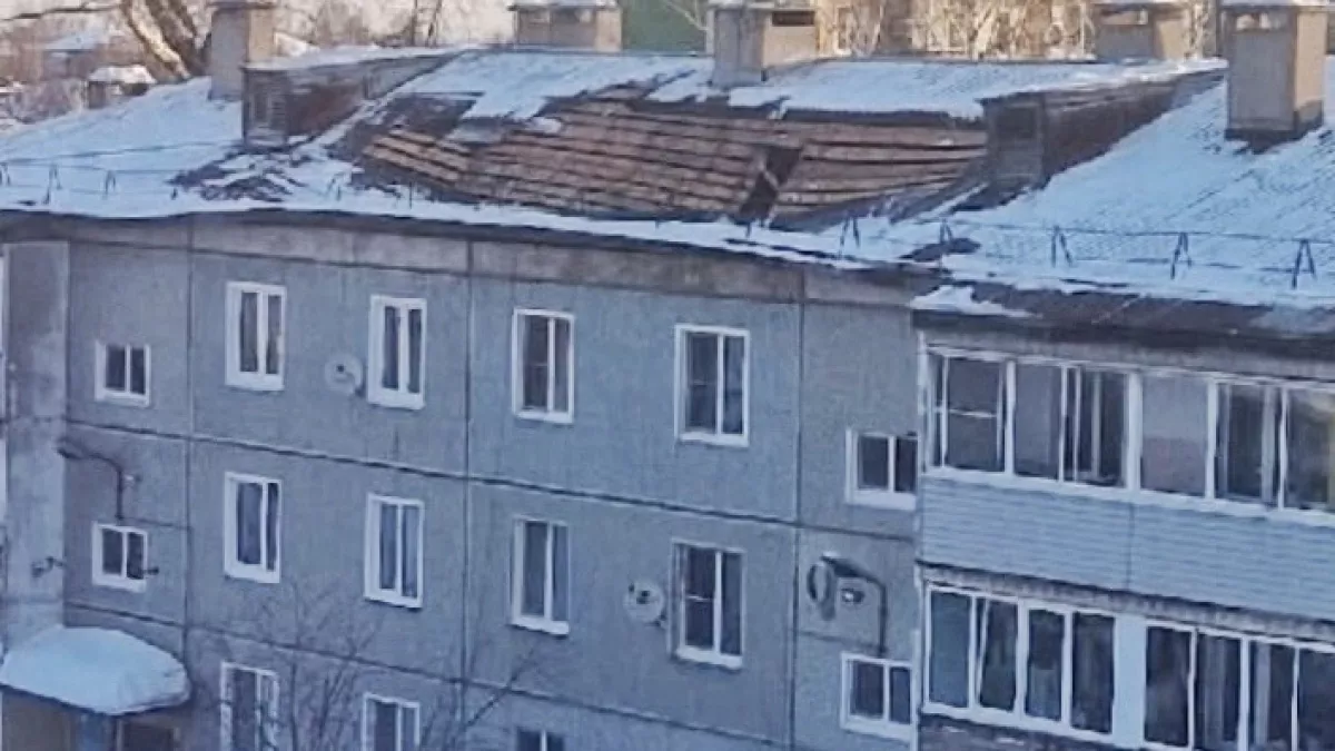 В Слободском из-за снежного сугроба рухнула крыша трехэтажного жилого дома