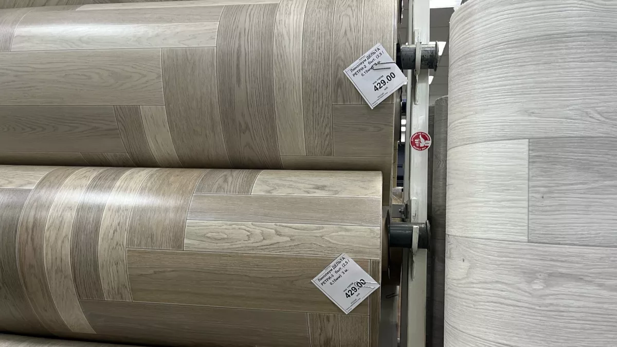 Ламинат уходит в прошлое? Это покрытие стелят всё чаще - укладывается за час, а пол остаётся тёплым 365 дней в году