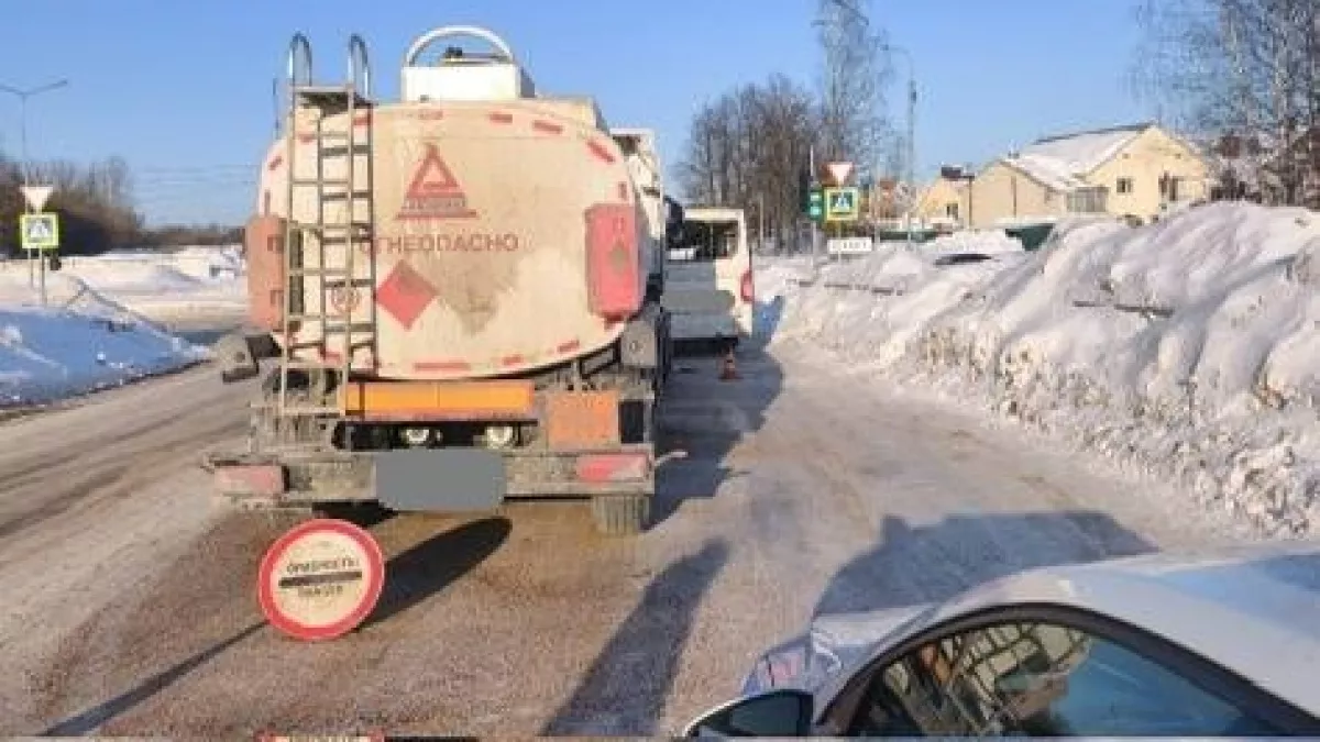 Грузовик и рейсовый автобус столкнулись на проспекте Мира в Кирово-Чепецке
