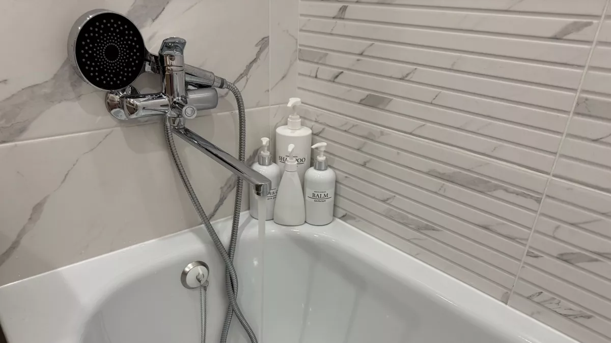 Плитка в ванной и на кухне будет как новая: зачем обрабатывать межплиточные швы защитной пропиткой и как правильно это делать