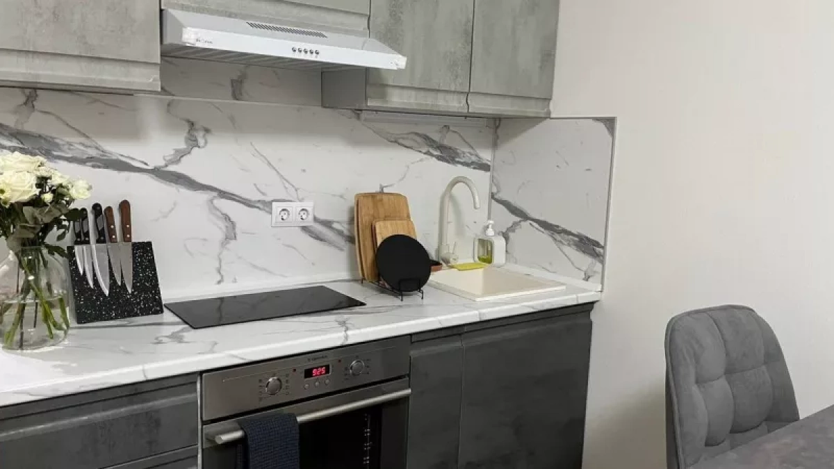 Липкий и противный налёт на шкафах тает за 5 минут: простой способ вернуть кухне блеск и свежесть без вредной химии