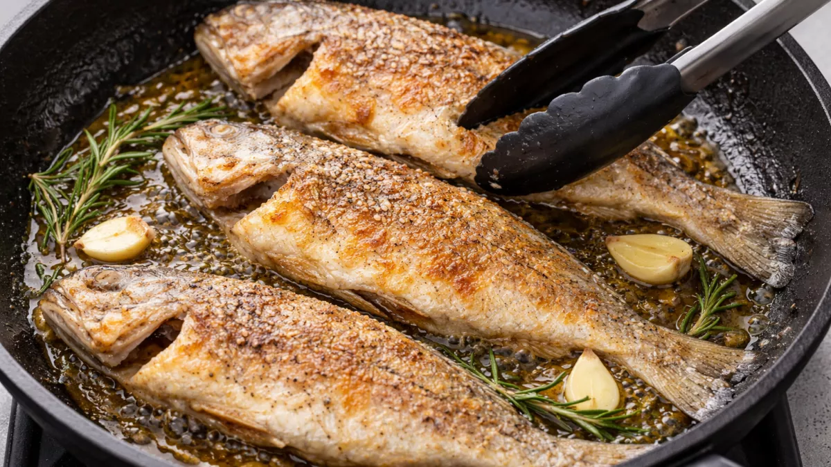 Из-за этих ошибок рыба прилипает к сковороде, да и корочки не получается: запомните правило профессиональных поваров