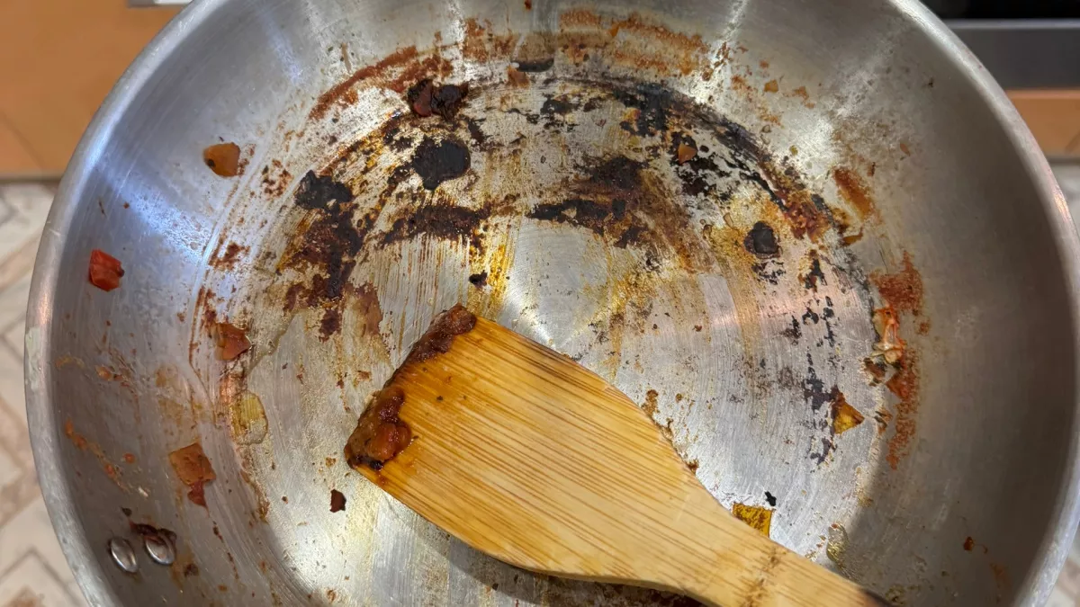 Подсмотрел секрет поваров: как помыть самый закопченный вок за 30 секунд без капли химии 