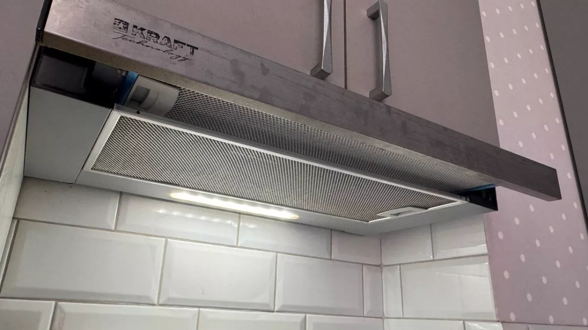 Гудит как трактор, а запахи никуда не уходят: 7 простых трюков, которые заставят вытяжку работать