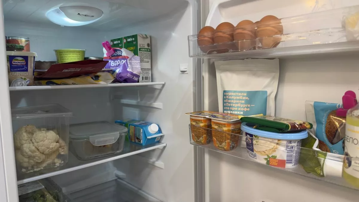 Стоит открыть дверцу — и сразу неприятный запах бьет в нос: 4 рабочих способа быстро очистить холодильник
