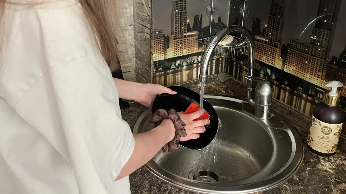 Почему после одного средства руки сухие, а после другого нет: чем бальзам для посуды отличается от геля