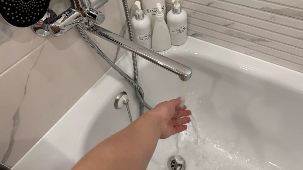 Вода не уходит из ванны — не спешите звонить мастеру: как прочистить слив за 2 минуты