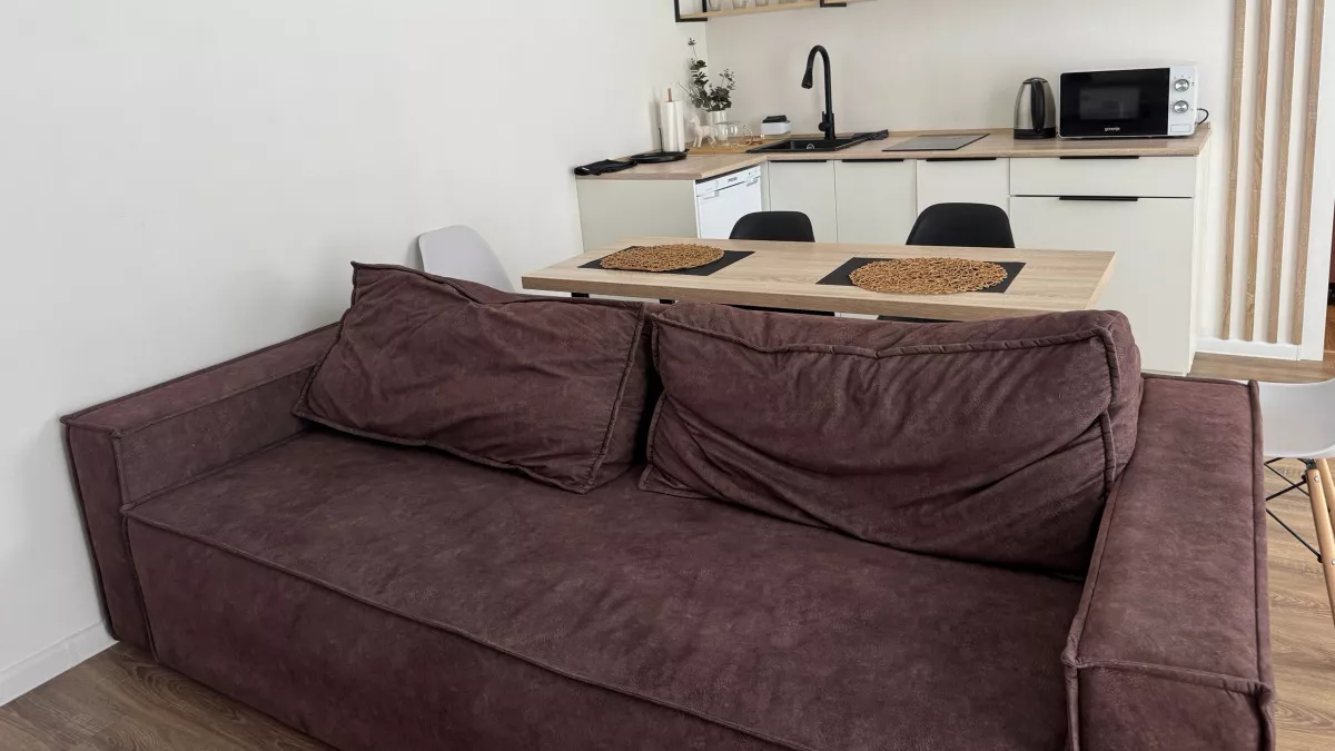 Раньше стояли почти в каждой квартире, а теперь считаются безвкусицей: 5 видов мягкой мебели, которые устарели