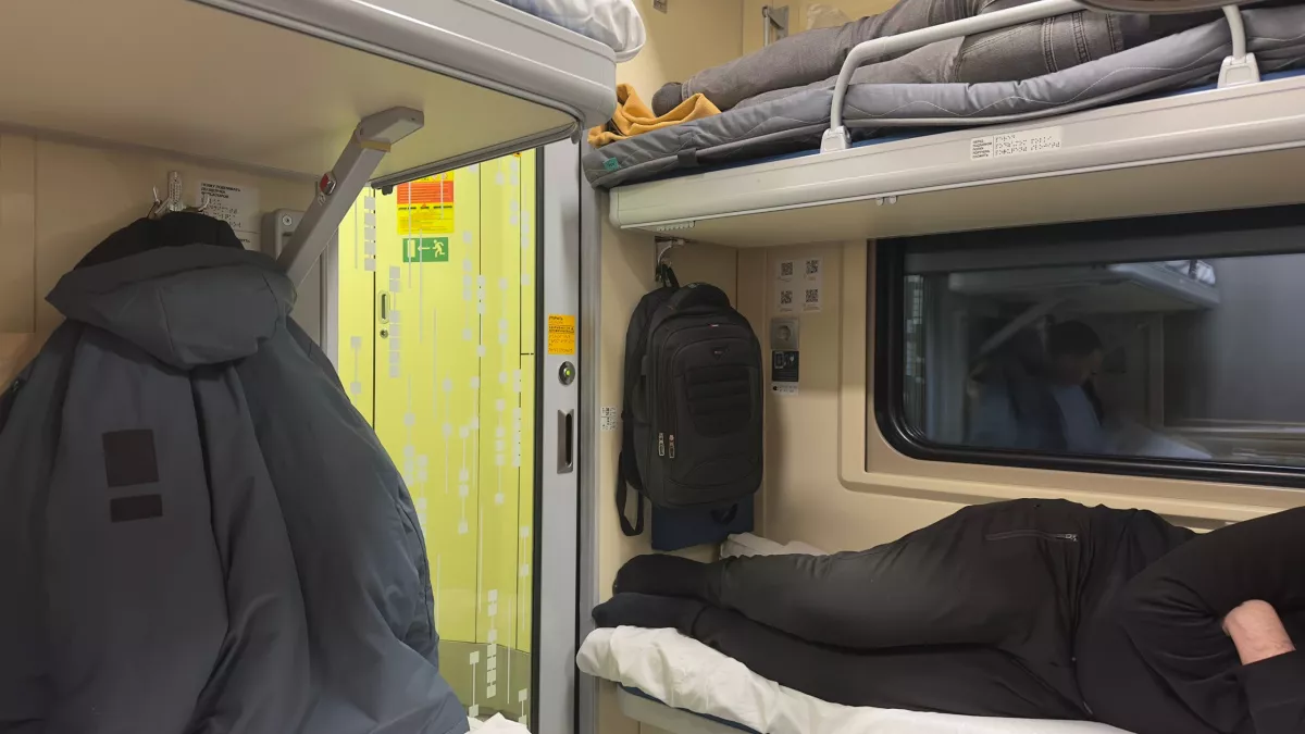 Можно ли залезать на верхнюю полку в поезде через стол? Пассажиры спорят об этом годами