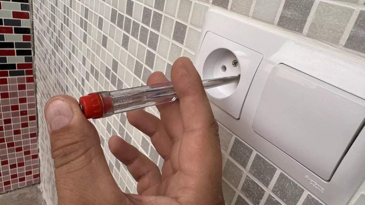 Розетка начала выпадать из стены — вот что можно сделать за несколько минут