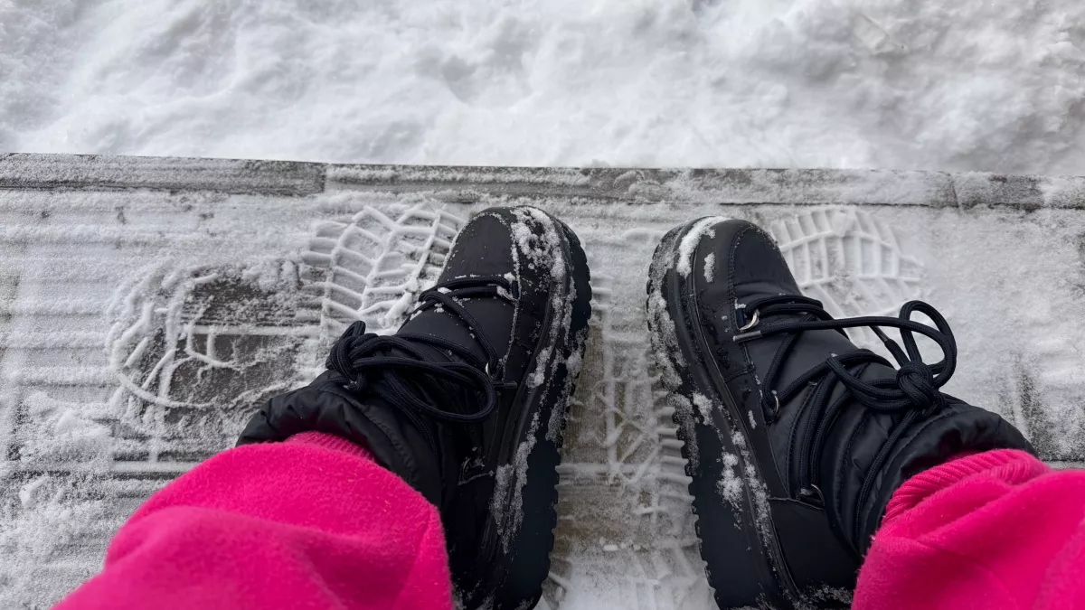 Снег тает, тротуары мокрые, а ноги снова сырые: как работает спрей, который защищает обувь от воды
