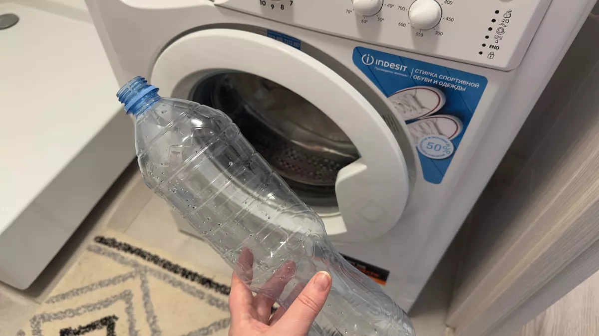 Почему один пластиковый флакон или бутылка прозрачные годами, а другие желтеют за пару месяцев: химики объяснили, почему это происходит