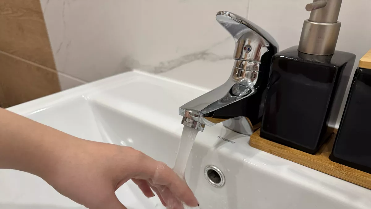 Краны тусклые, будто им 20 лет? Один кухонный трюк возвращает зеркальный блеск за 5 минут