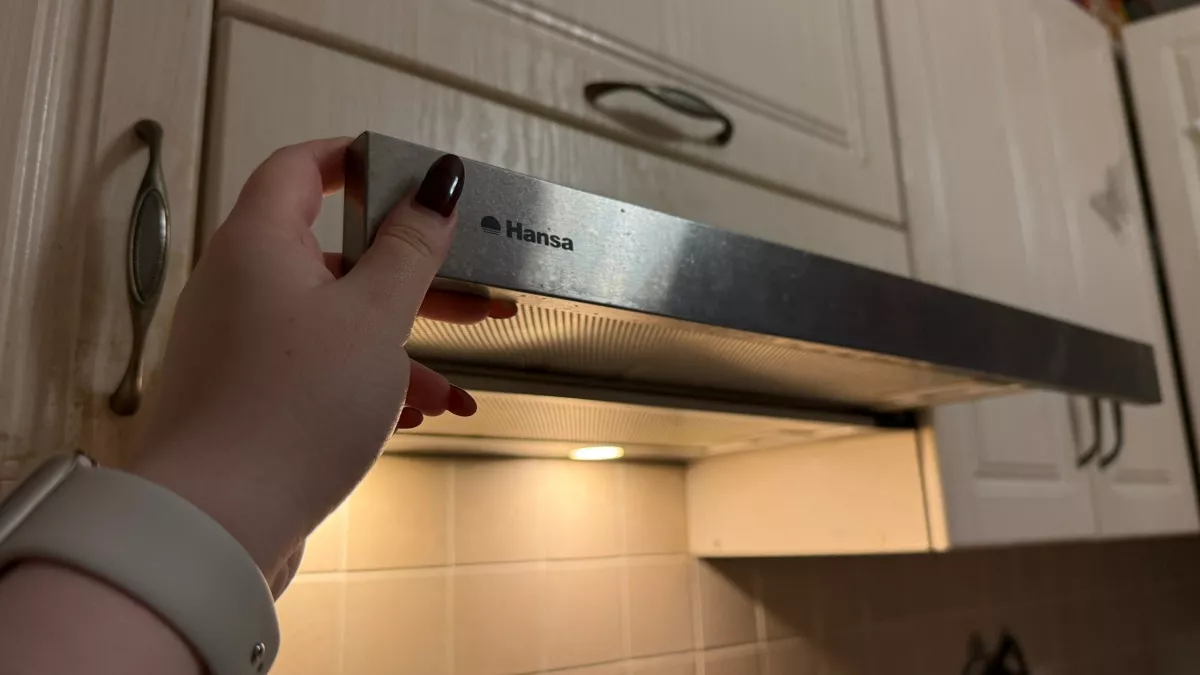 Вытяжка работает на полную, а запах всё равно стоит на кухне: 5 причин, о которых редко думают хозяйки