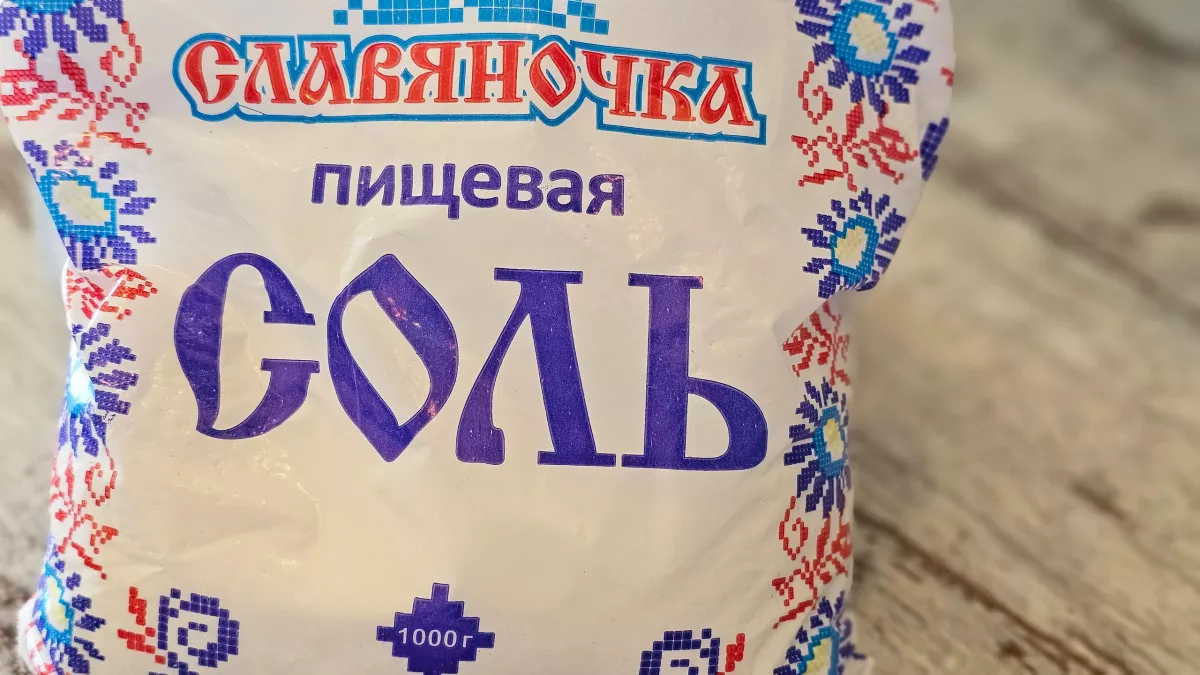 Никогда не стирайте вещи без соли: делюсь бабушкиным секретом, который спасает даже линялые ткани