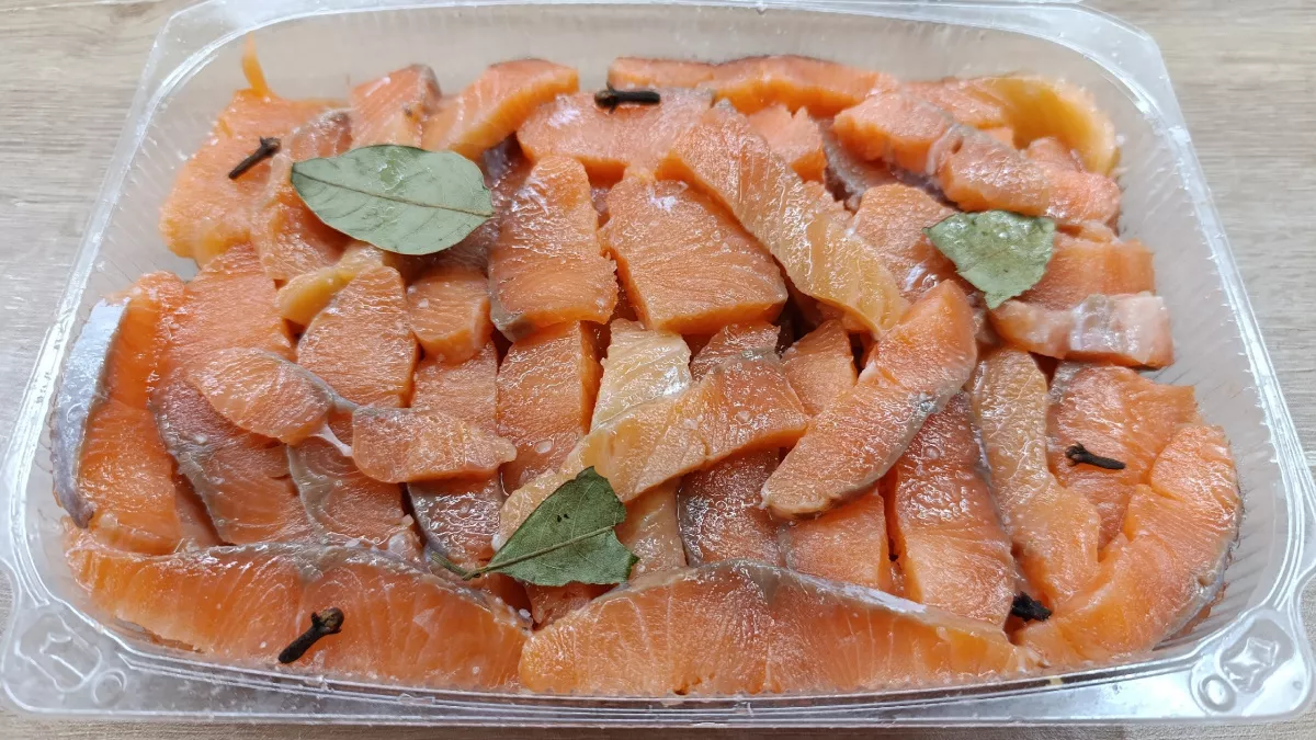 Многие покупают готовую семгу за большие деньги, а шеф-повар объяснила, как засолить красную рыбу дома за 12 часов