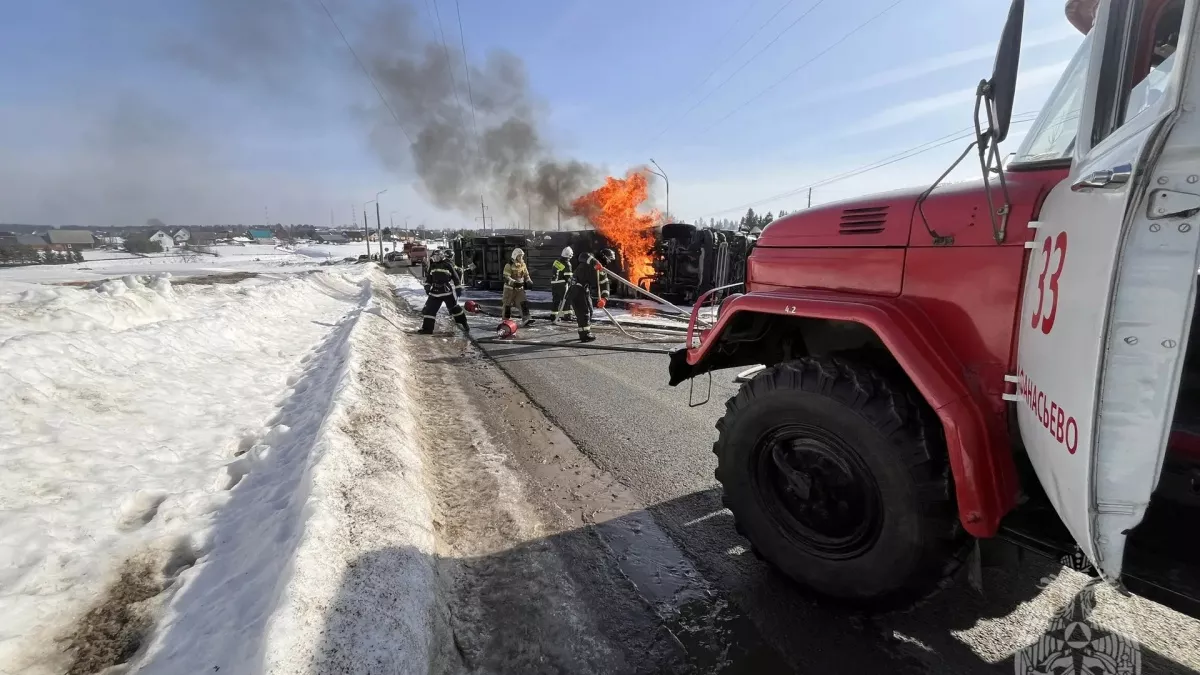 В Кировской области огнеборцы потушили фуру, вспыхнувшую после ДТП