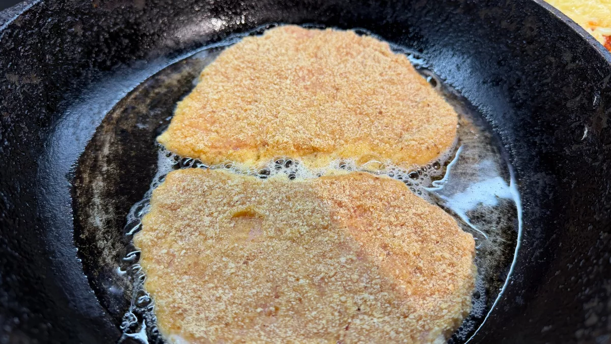 Добавьте это к мясу — и оно станет невероятно нежным: простой маринад из 2 ингредиентов. Они есть в холодильнике у всех