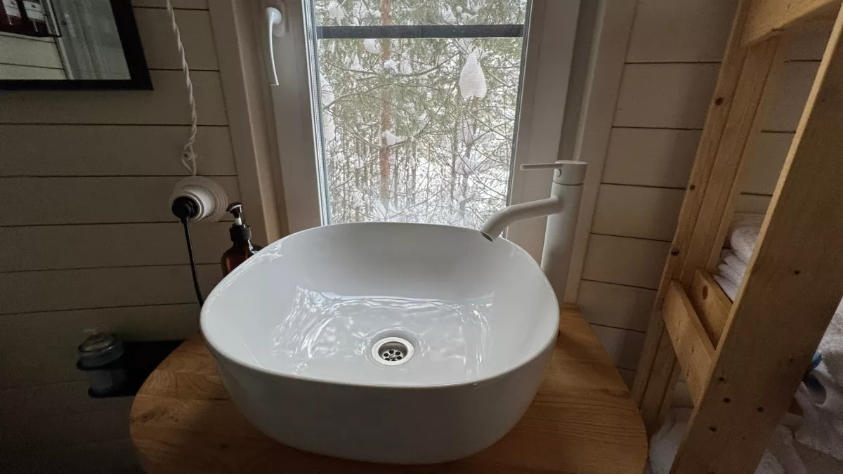 Химик-лаборант подсказал, как убрать желтизну на акриловой раковине: 180 секунд - и даже губкой ничего не нужно тереть