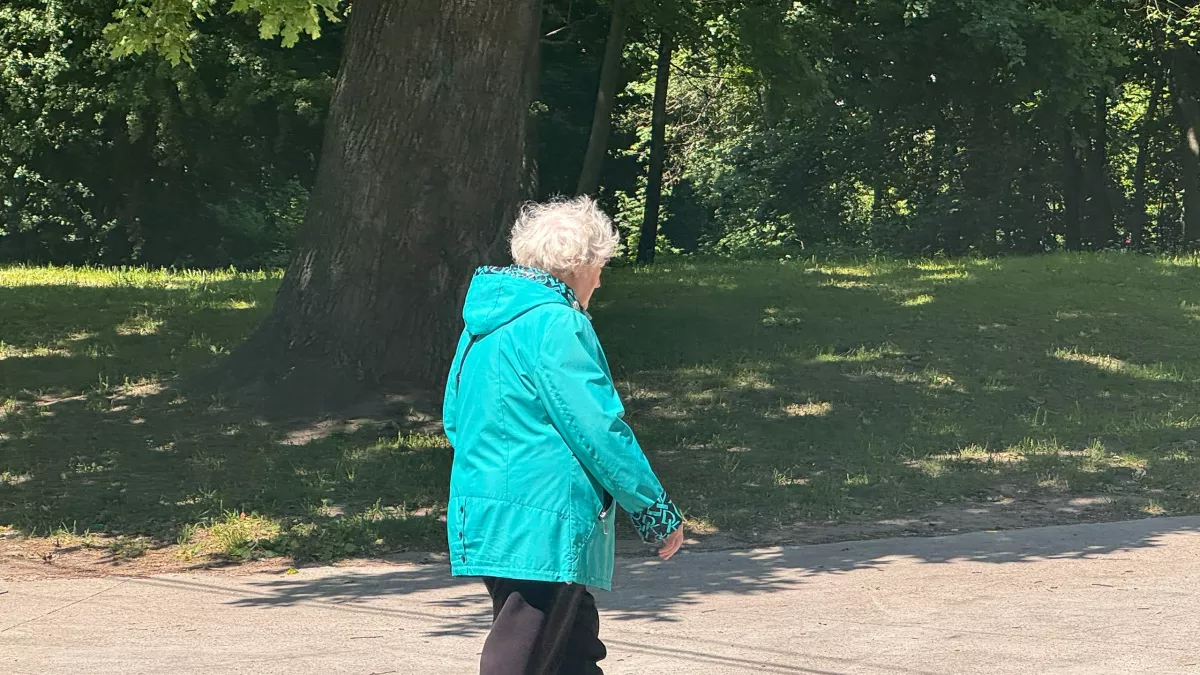 После 70 многие надевают бесформенные кофты — и сразу добавляют себе 10 лет: 7 простых вещей, которые делают образ современным