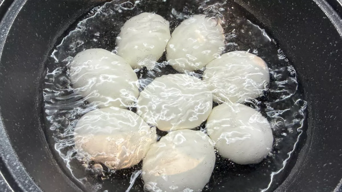 Почему воду после варки яиц лучше не выливать: этот простой лайфхак может пригодиться дома