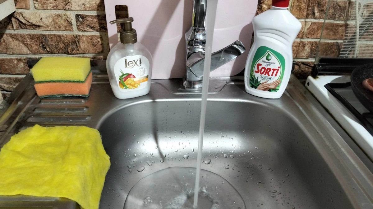 Только в 50 лет узнала, почему губки для посуды разных цветов: оказывается, это не просто так