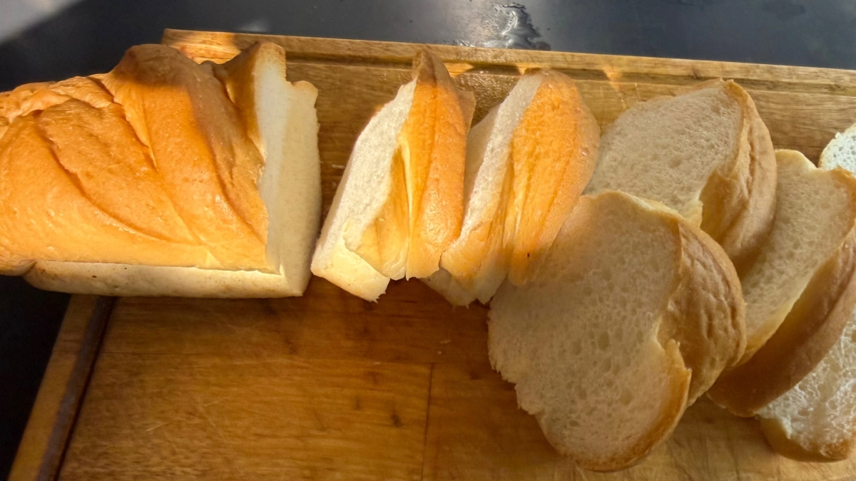 Сестра работает в пекарне и раскрыла секрет хранения: теперь мой хлеб не черствеет неделю