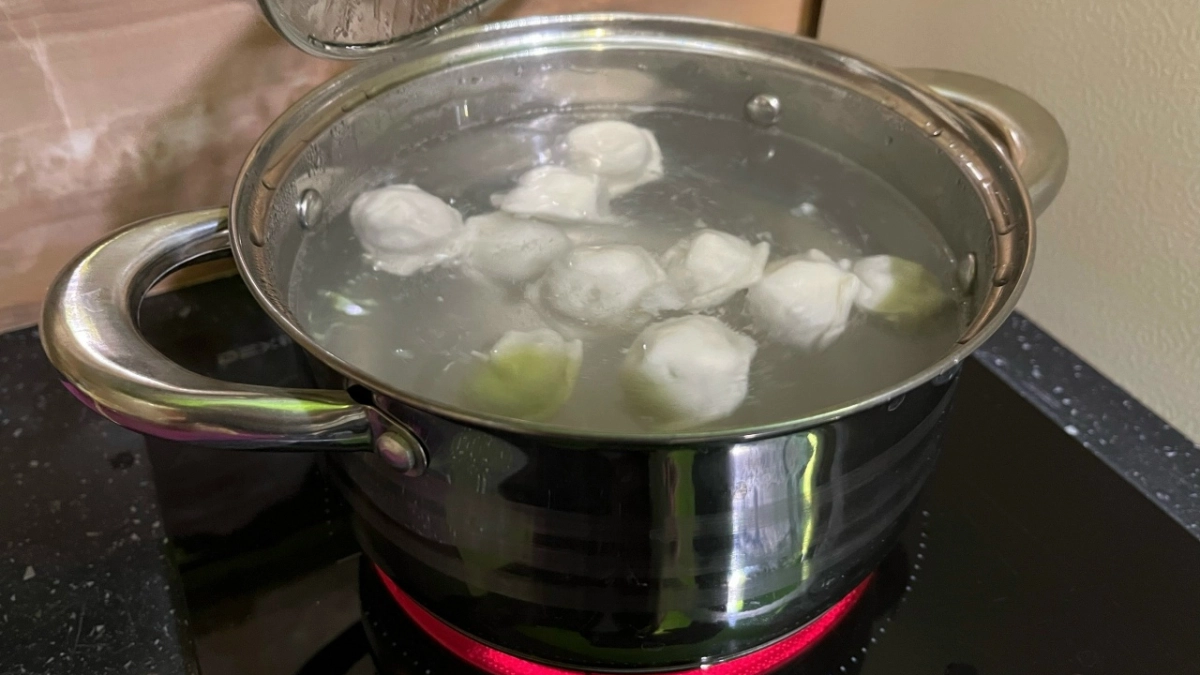 Соседка раскрыла секрет идеального теста для пельменей: теперь они не развариваются и не лопаются