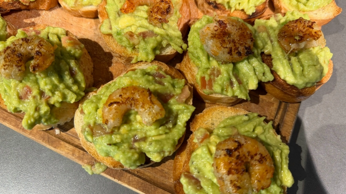 Всего 3 простых продукта, а вкус — пальчики оближешь: намазка на хлеб, которая всегда заканчивается первой