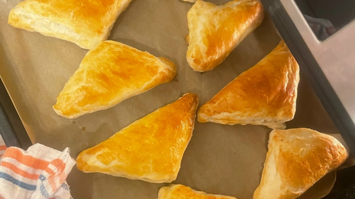 Замешиваю и сразу пеку: пока закипает чайник, у меня на столе гора пирожков. Руки — чистые