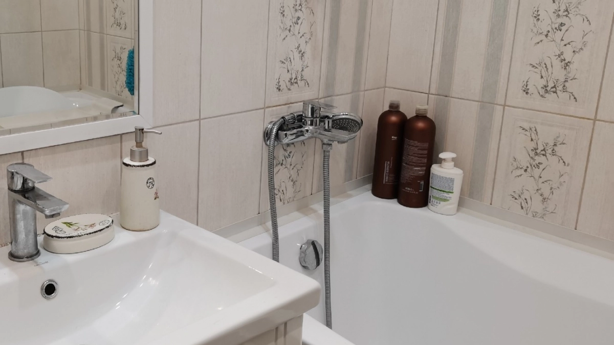 Чем заделать щель между ванной и стеной? Мудрый сантехник назвал 2 гениальных способа