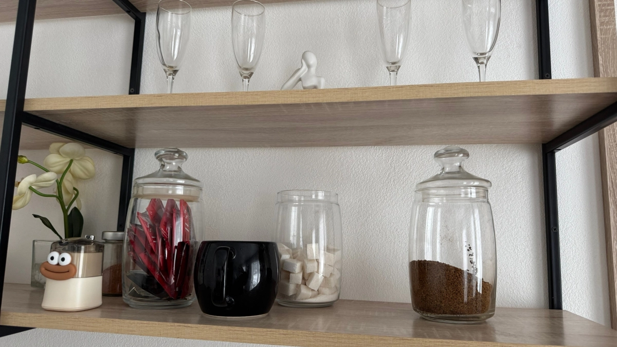 Клинеры раскрыли секрет: обычный пакет заставит пыль исчезнуть на недели