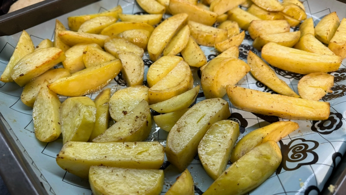 Соседка поделилась секретом: беру картофель и крышку — получается блюдо, от которого все в восторге