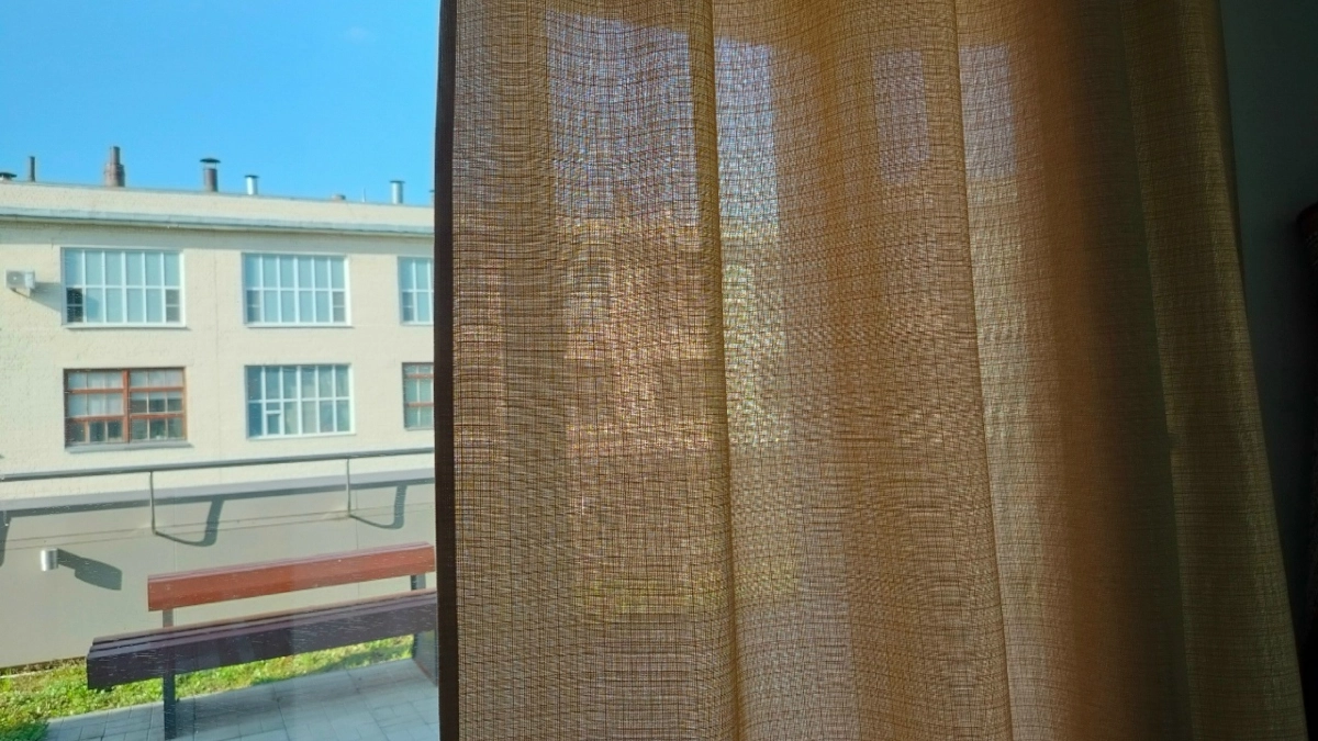 Пожелтевший тюль засияет как новый: достаточно замочить его в этом растворе на час