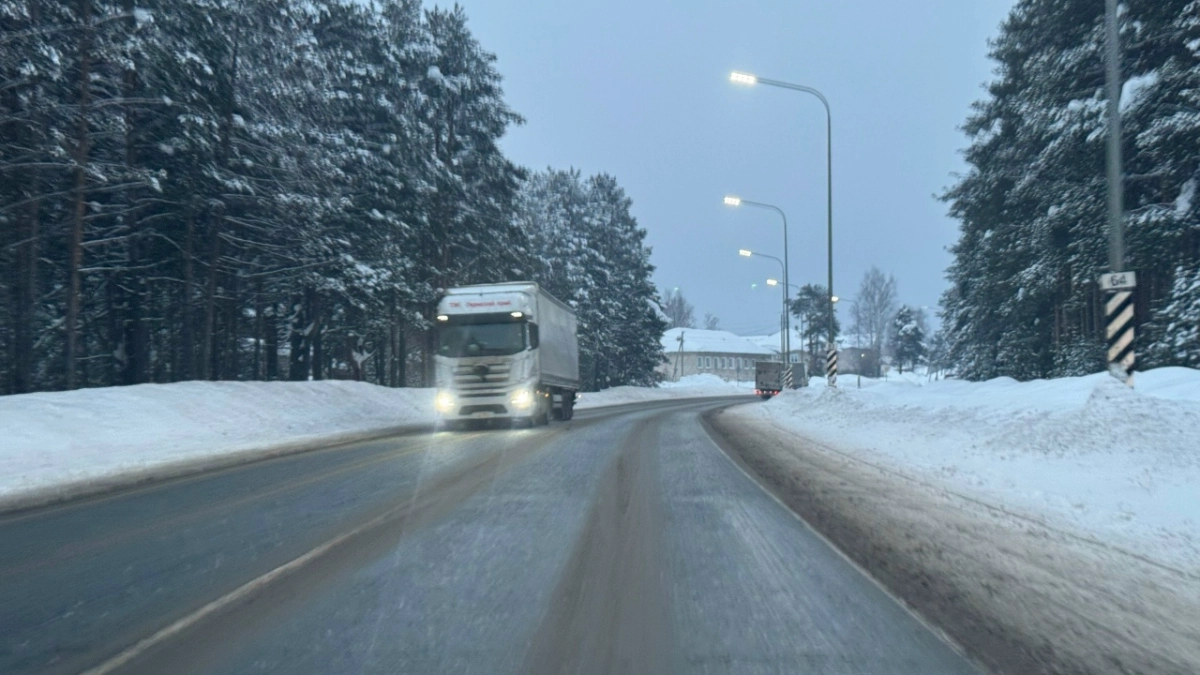 Зачем дальнобойщики пишут имена на лобовом стекле: не всё так просто