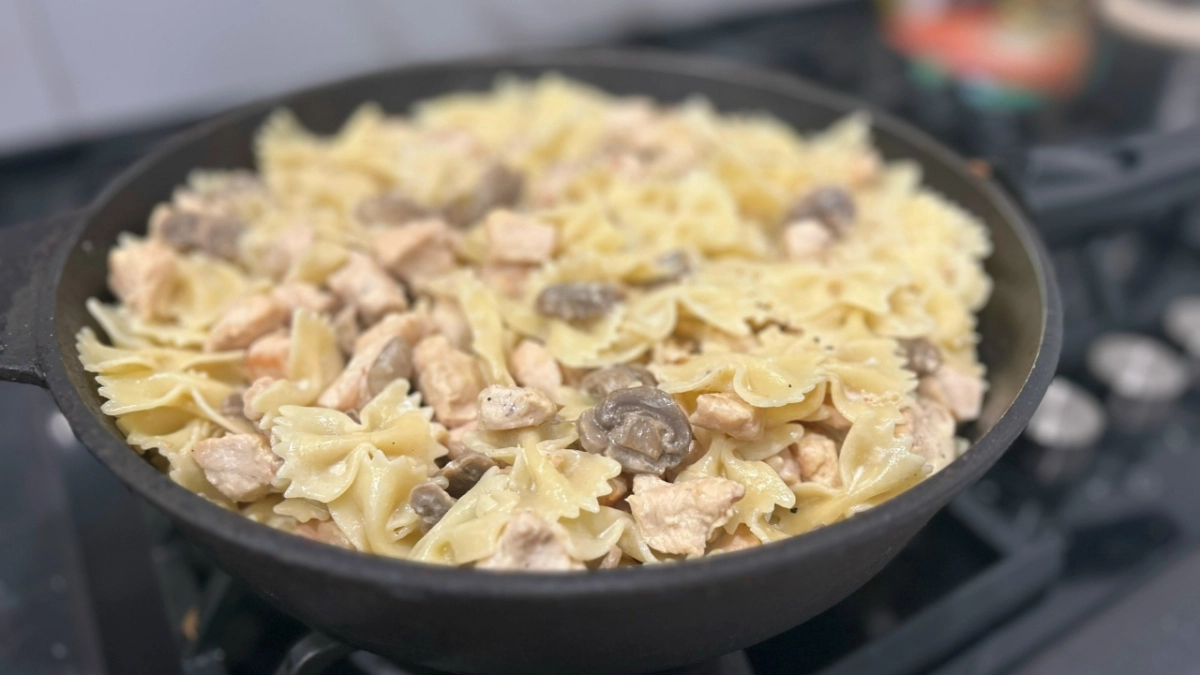 Узнала только в 50 лет, что всю жизнь откидывала макароны на дуршлаг неправильно. Из-за этого они слипались