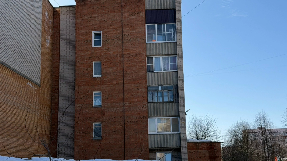 Удобно, но сейчас так не строят: почему в старых домах пороги не заметало снегом, а у нас — вечная головная боль