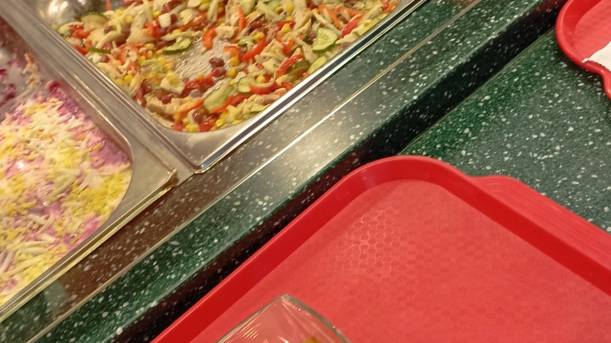 Как вести себя у шведского стола: грубые ошибки, которые выдают русского туриста и бесят всех вокруг