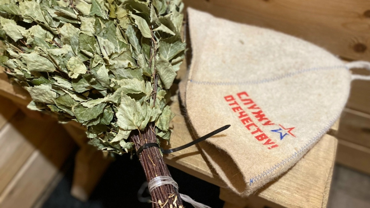 Закладываю дрова в печь секретным способом - баня топится сама