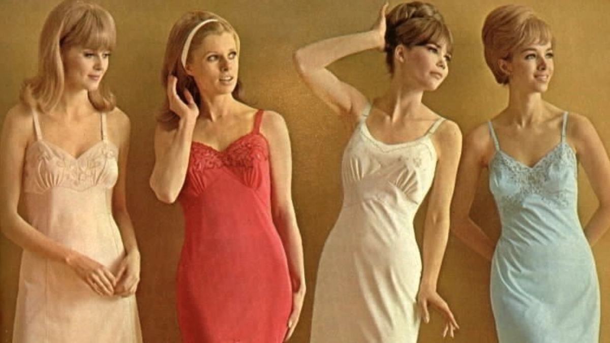 Зачем советские женщины носили комбинации: вот вам 7 основных причин