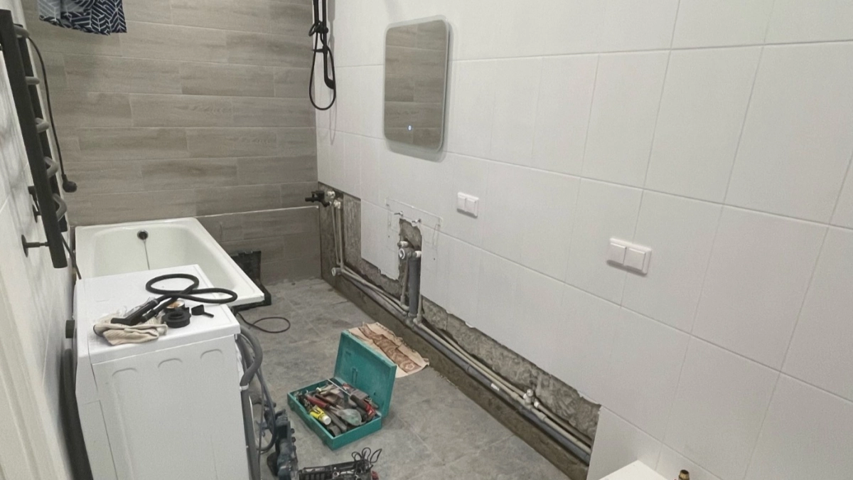 Тумбочки в ванной больше не в тренде: 4 классных альтернативы, которые освежат интерьер