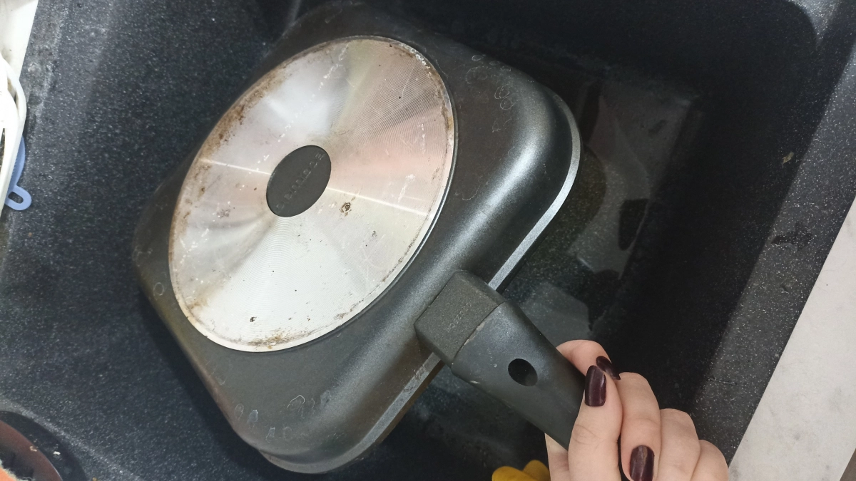 Это сработает, когда другие методы не помогут. Старый жир исчезнет с поверхности сковороды или кастрюли — проверено